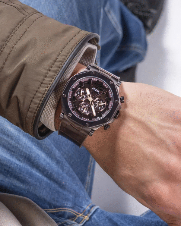 La montre GUESS GW0668L2 pour femme, issue de la collection Mod ID, combine élégance contemporaine et fonctionnalité raffinée. - 2025-05-31T173415.908 GUESS Mens Edge Multi-function Watch GW0492G2