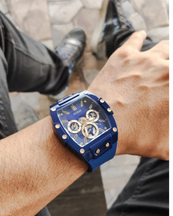 La montre GUESS GW0668L2 pour femme, issue de la collection Mod ID, combine élégance contemporaine et fonctionnalité raffinée. - 2025-05-31T183111.433 GUESS Mens Blue Multi-function Watch GW0203G7