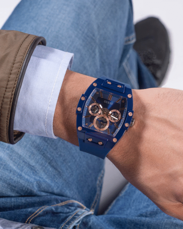 La montre GUESS GW0668L2 pour femme, issue de la collection Mod ID, combine élégance contemporaine et fonctionnalité raffinée. - 2025-05-31T183142.778 GUESS Mens Blue Multi-function Watch GW0203G7