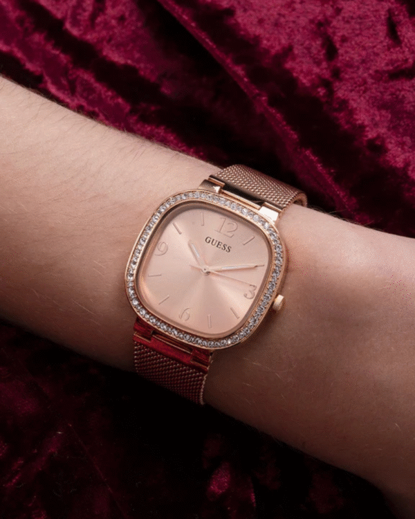 La montre GUESS GW0668L2 pour femme, issue de la collection Mod ID, combine élégance contemporaine et fonctionnalité raffinée. (28) Montre Guess Pour Femme, GW0354L3