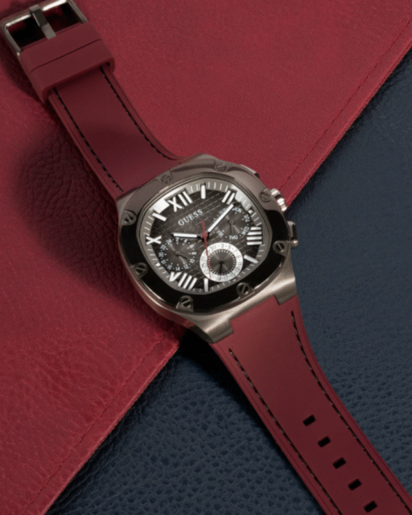 La montre GUESS GW0668L2 pour femme, issue de la collection Mod ID, combine élégance contemporaine et fonctionnalité raffinée. (33) GUESS Mens Burgundy Gunmetal Multi-function Watch GW0571G4