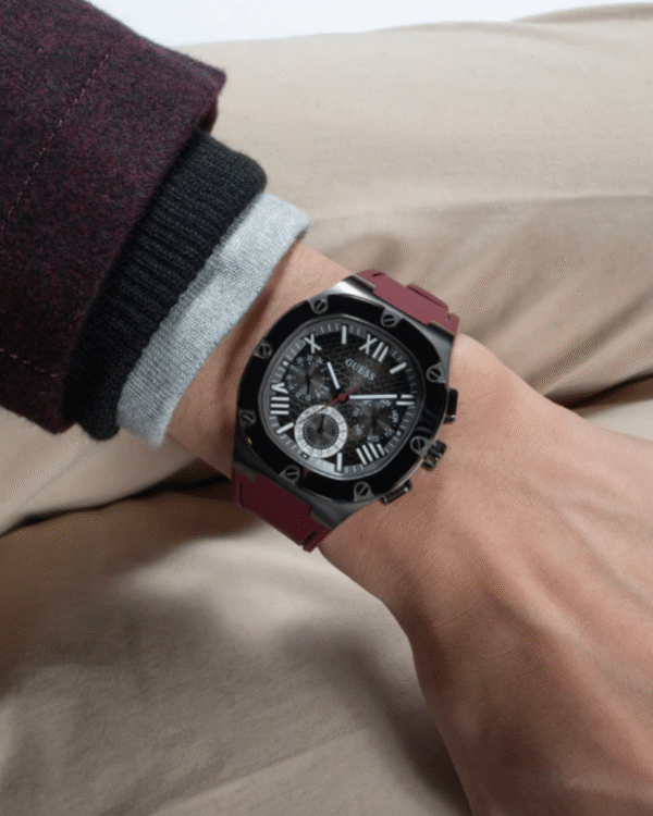 La montre GUESS GW0668L2 pour femme, issue de la collection Mod ID, combine élégance contemporaine et fonctionnalité raffinée. (34) GUESS Mens Burgundy Gunmetal Multi-function Watch GW0571G4
