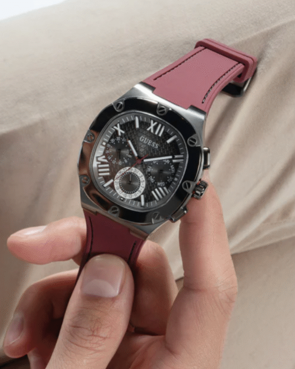 La montre GUESS GW0668L2 pour femme, issue de la collection Mod ID, combine élégance contemporaine et fonctionnalité raffinée. (35) GUESS Mens Burgundy Gunmetal Multi-function Watch GW0571G4