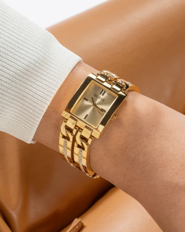 La montre GUESS GW0668L2 pour femme, issue de la collection Mod ID, combine élégance contemporaine et fonctionnalité raffinée. (67) GUESS Ladies Gold Tone Analog Watch, GW0668L2