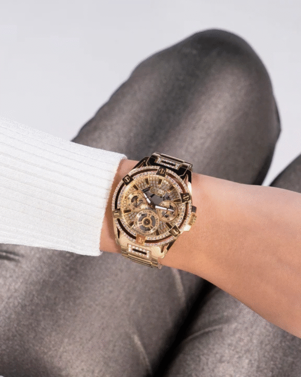 La montre GUESS GW0668L2 pour femme, issue de la collection Mod ID, combine élégance contemporaine et fonctionnalité raffinée. - 2025-06-02T085943.802 Guess GW0464L2 Ladies Queen Gold Watch
