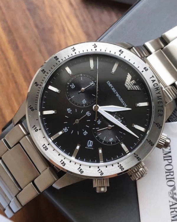 La montre GUESS GW0668L2 pour femme, issue de la collection Mod ID, combine élégance contemporaine et fonctionnalité raffinée. - 2025-06-03T165510.030 EMPORIO ARMANI AR11241 MARIO
