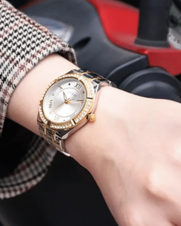 La montre GUESS GW0668L2 pour femme, issue de la collection Mod ID, combine élégance contemporaine et fonctionnalité raffinée. - 2025-06-04T093801.405 GUESS Cosmo pour femme GW0033L4