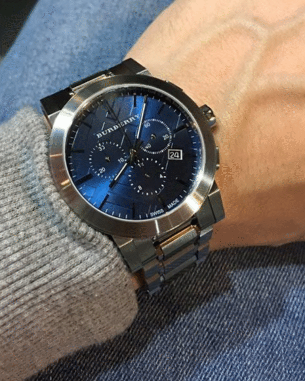 La montre GUESS GW0668L2 pour femme, issue de la collection Mod ID, combine élégance contemporaine et fonctionnalité raffinée. - 2025-06-06T023520.182 Montre Homme Burberry The City Chronographe BU9363
