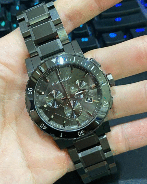 La montre GUESS GW0668L2 pour femme, issue de la collection Mod ID, combine élégance contemporaine et fonctionnalité raffinée. - 2025-06-06T093240.751 Burberry Montre Homme BU9381