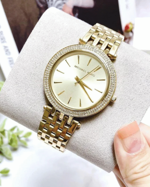 La montre GUESS GW0668L2 pour femme, issue de la collection Mod ID, combine élégance contemporaine et fonctionnalité raffinée. - 2025-06-09T230756.087 Montre Femme Michael Kors Darci MK3430