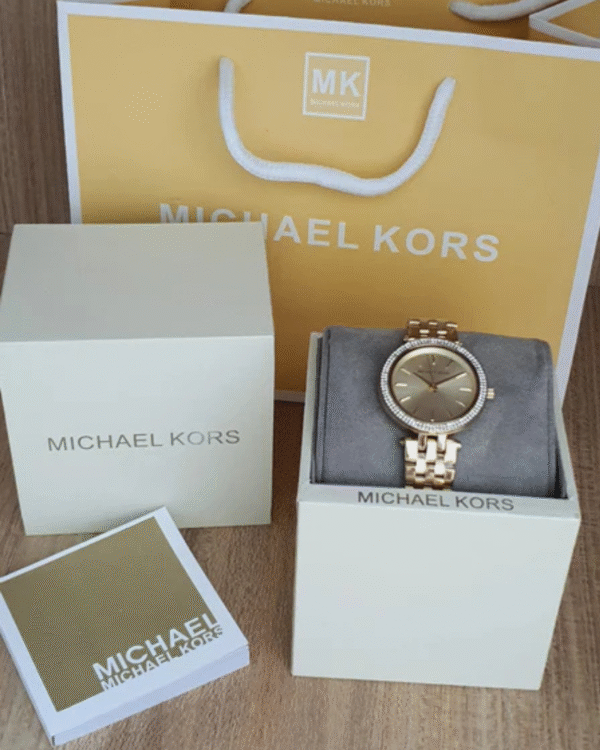 La montre GUESS GW0668L2 pour femme, issue de la collection Mod ID, combine élégance contemporaine et fonctionnalité raffinée. - 2025-06-09T230854.516 Montre Femme Michael Kors Darci MK3430