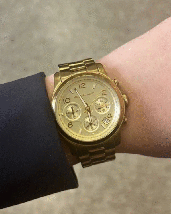 La montre GUESS GW0668L2 pour femme, issue de la collection Mod ID, combine élégance contemporaine et fonctionnalité raffinée. - 2025-06-10T091758.951 Montre MICHAEL KORS Runway Chronograph MK7323