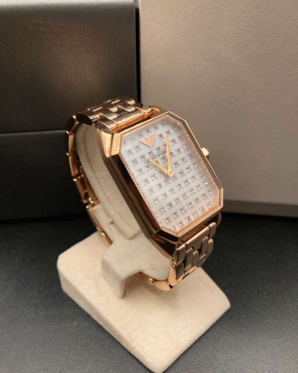 La montre GUESS GW0668L2 pour femme, issue de la collection Mod ID, combine élégance contemporaine et fonctionnalité raffinée. - 2025-06-11T021157.752 Montre Femme Emporio Armani AR11389