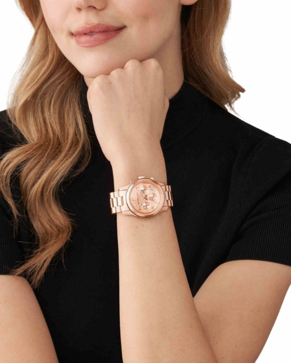 La montre GUESS GW0668L2 pour femme, issue de la collection Mod ID, combine élégance contemporaine et fonctionnalité raffinée. - 2025-06-16T040926.004 Montre Chronographe Michael Kors MK7324 – Collection Runway – Or Rose– 38 mm
