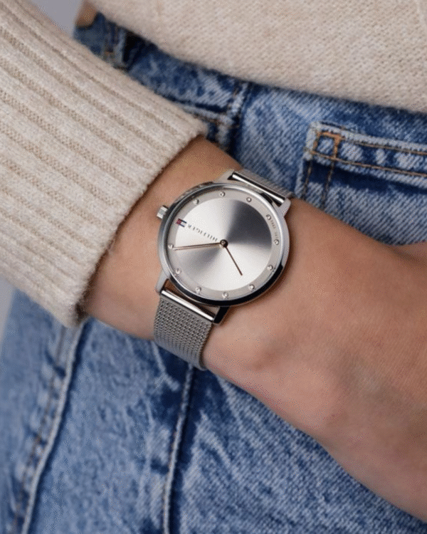 La montre GUESS GW0668L2 pour femme, issue de la collection Mod ID, combine élégance contemporaine et fonctionnalité raffinée. - 2025-06-18T045216.069 Montre Tommy hilfiger Pippa Pour Femme, Acier Argenté 1782665