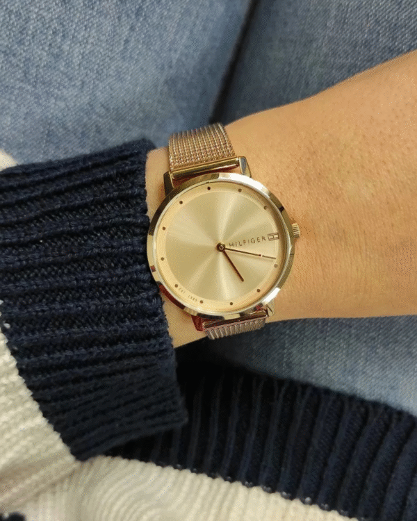 La montre GUESS GW0668L2 pour femme, issue de la collection Mod ID, combine élégance contemporaine et fonctionnalité raffinée. - 2025-06-19T023948.124 Montre Tommy Hilfiger Pippa 1782150 en maille milanaise or Ros Pour Femme