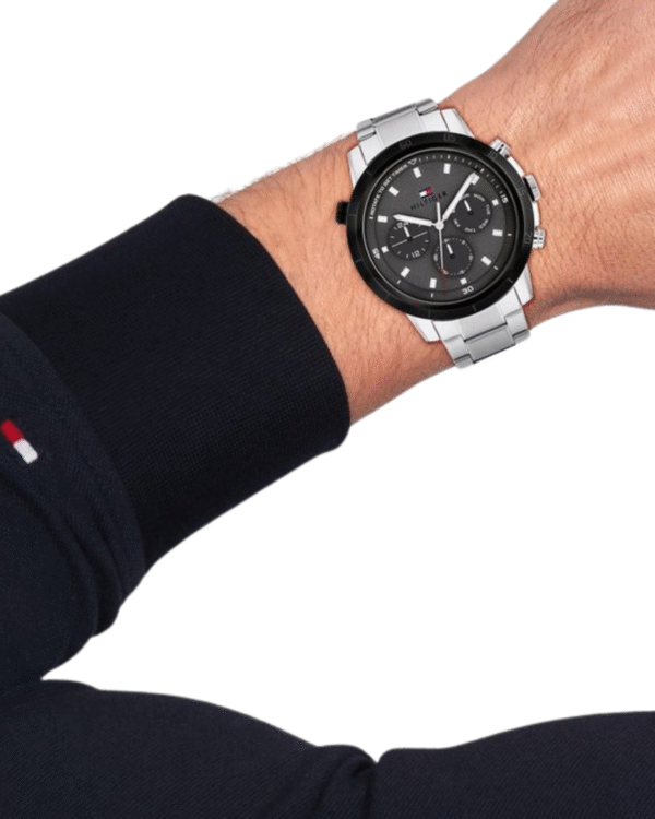 La montre GUESS GW0668L2 pour femme, issue de la collection Mod ID, combine élégance contemporaine et fonctionnalité raffinée. - 2025-06-20T040609.838 Montre chronographe Tommy Hilfiger Troy pour homme avec cadran gris et bracelet en acier argenté - 1792106