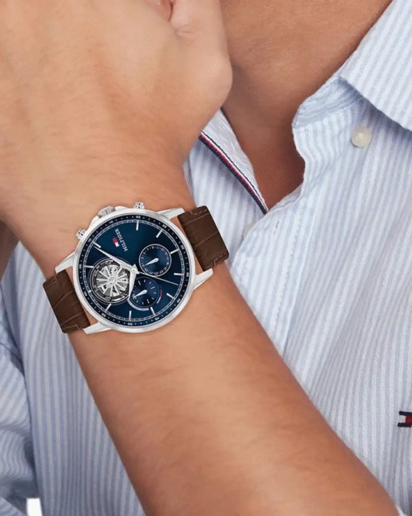 La montre GUESS GW0668L2 pour femme, issue de la collection Mod ID, combine élégance contemporaine et fonctionnalité raffinée. - 2025-06-20T061504.388 Montre Homme Tommy Hilfiger Stewart – Cadran Bleu – Bracelet Cuir Marron – Réf 1710629