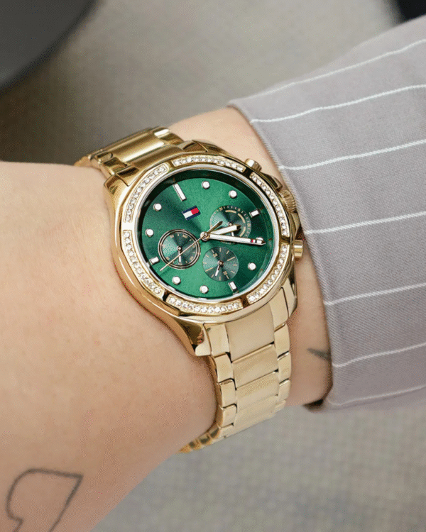 La montre GUESS GW0668L2 pour femme, issue de la collection Mod ID, combine élégance contemporaine et fonctionnalité raffinée. - 2025-06-20T190023.965 Montre Femme Tommy Hilfiger Brooklyn Multifonction Cadran Vert et Bracelet Doré 1782614