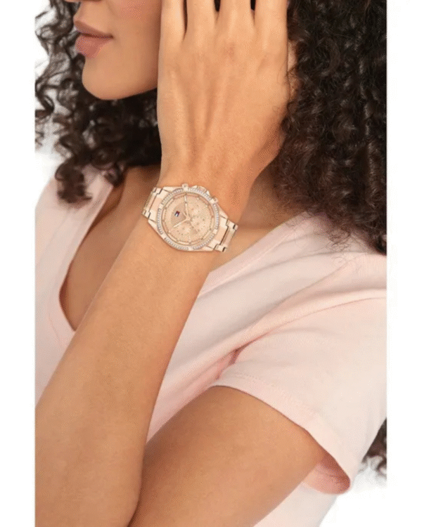 La montre GUESS GW0668L2 pour femme, issue de la collection Mod ID, combine élégance contemporaine et fonctionnalité raffinée. - 2025-06-21T180021.642 Tommy Hilfiger Kenzie – Montre Femme Quartz Multifonction Rose Gold 40 mm Réf. 1782617