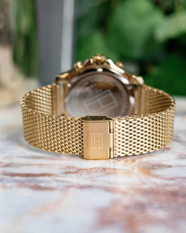 La montre GUESS GW0668L2 pour femme, issue de la collection Mod ID, combine élégance contemporaine et fonctionnalité raffinée. - 2025-06-23T165711.135 Montre Homme Tommy Hilfiger Jordan 1792093 – Chronographe Cadran Vert & Maille Dorée 43 mm