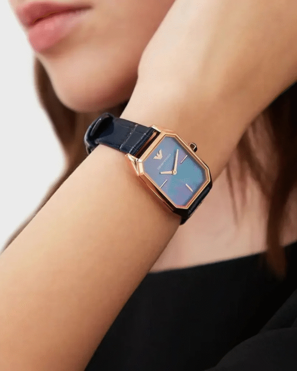 La montre GUESS GW0668L2 pour femme, issue de la collection Mod ID, combine élégance contemporaine et fonctionnalité raffinée. - 2025-06-24T064054.765 Montre Femme Emporio Armani Gioia AR11426 – Acier Or Rose & Cadran Nacre Bleu 24 mm