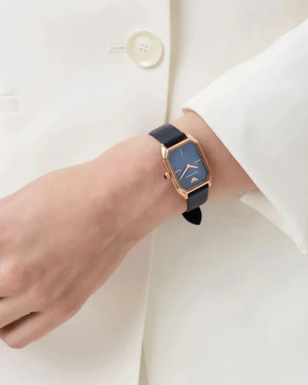 La montre GUESS GW0668L2 pour femme, issue de la collection Mod ID, combine élégance contemporaine et fonctionnalité raffinée. - 2025-06-24T065017.952 Montre Femme Emporio Armani Gioia AR11426 – Acier Or Rose & Cadran Nacre Bleu 24 mm
