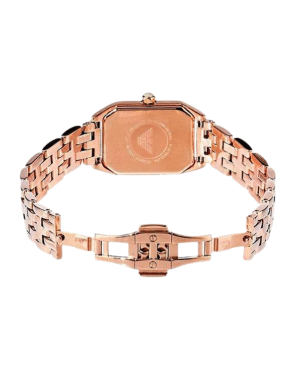 La montre GUESS GW0668L2 pour femme, issue de la collection Mod ID, combine élégance contemporaine et fonctionnalité raffinée. - 2025-06-24T070832.057 Montre Femme Emporio Armani AR11147 – Retro Acier Or Rose & Nacre 24 mm