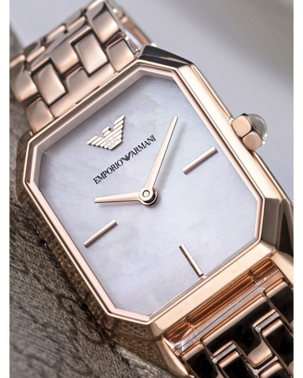 La montre GUESS GW0668L2 pour femme, issue de la collection Mod ID, combine élégance contemporaine et fonctionnalité raffinée. - 2025-06-24T070902.543 Montre Femme Emporio Armani AR11147 – Retro Acier Or Rose & Nacre 24 mm