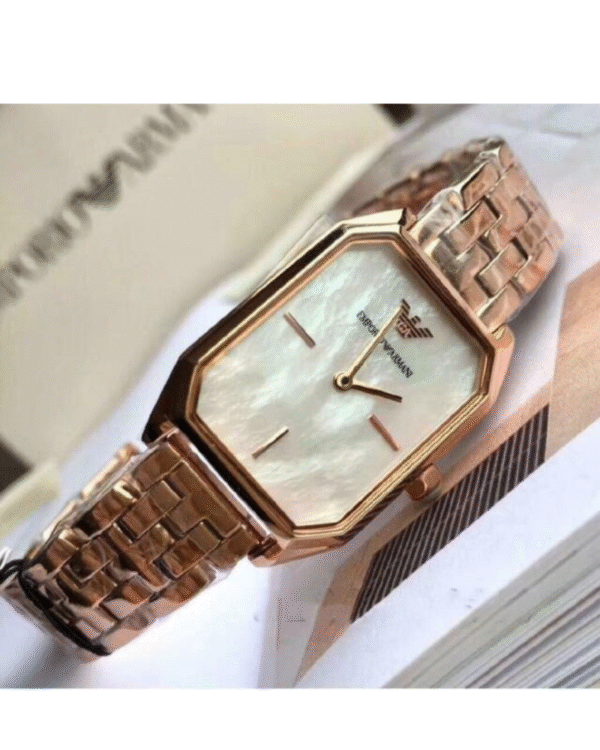 La montre GUESS GW0668L2 pour femme, issue de la collection Mod ID, combine élégance contemporaine et fonctionnalité raffinée. - 2025-06-24T070959.017 Montre Femme Emporio Armani AR11147 – Retro Acier Or Rose & Nacre 24 mm