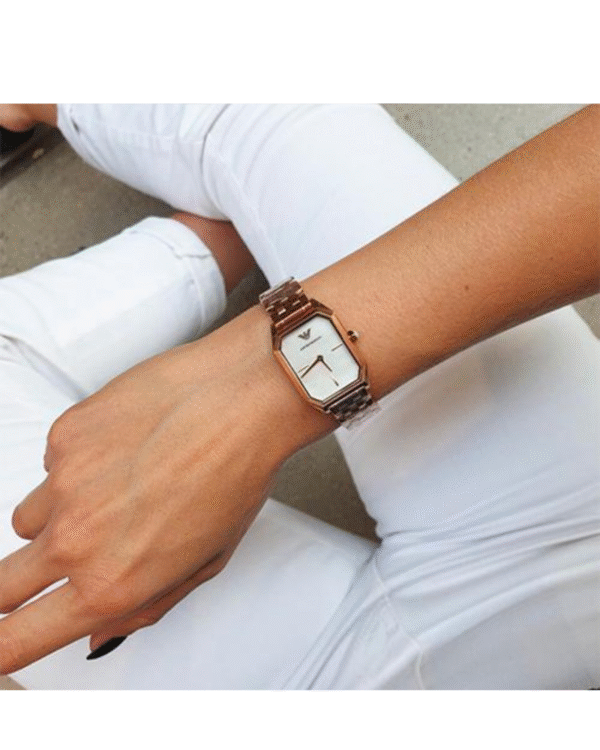 La montre GUESS GW0668L2 pour femme, issue de la collection Mod ID, combine élégance contemporaine et fonctionnalité raffinée. - 2025-06-24T071028.074 Montre Femme Emporio Armani AR11147 – Retro Acier Or Rose & Nacre 24 mm