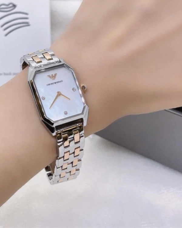 La montre GUESS GW0668L2 pour femme, issue de la collection Mod ID, combine élégance contemporaine et fonctionnalité raffinée. - 2025-06-24T173414.519 Emporio Armani AR11146 – Montre Femme Giola Crystal 24×36 mm Acier Bicolore