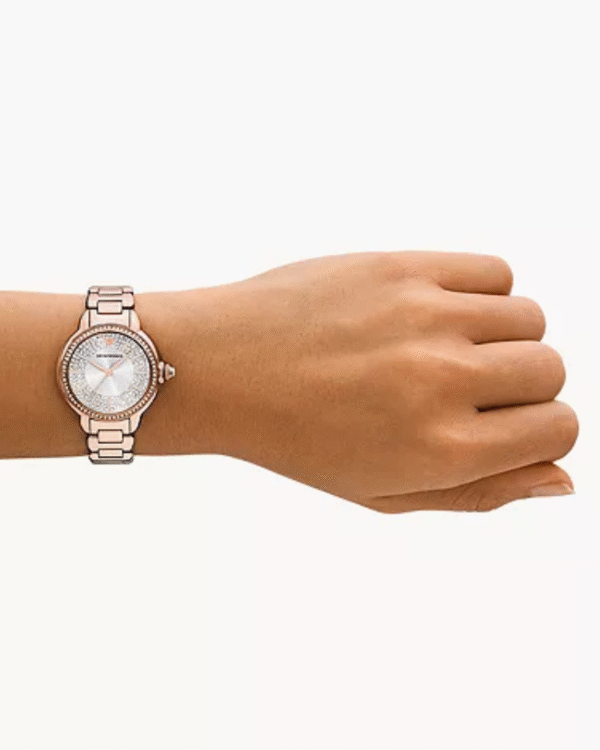 La montre GUESS GW0668L2 pour femme, issue de la collection Mod ID, combine élégance contemporaine et fonctionnalité raffinée. - 2025-06-24T181243.071 Emporio Armani AR11633 – Montre Femme 32 mm acier or rose, cadran argenté cristaux