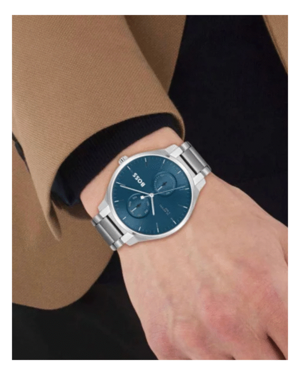 La montre GUESS GW0668L2 pour femme, issue de la collection Mod ID, combine élégance contemporaine et fonctionnalité raffinée. - 2025-06-26T030257.321 Hugo Boss Tyler 1514106 – Montre Homme Quartz Acier Argenté & Cadran Bleu 43 mm
