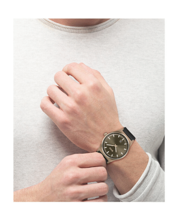 La montre GUESS GW0668L2 pour femme, issue de la collection Mod ID, combine élégance contemporaine et fonctionnalité raffinée. - 2025-06-26T034723.776 Hugo Boss Candor 1514080 – Montre Homme Quartz 41 mm Cadran Vert & Bracelet Cuir Noir