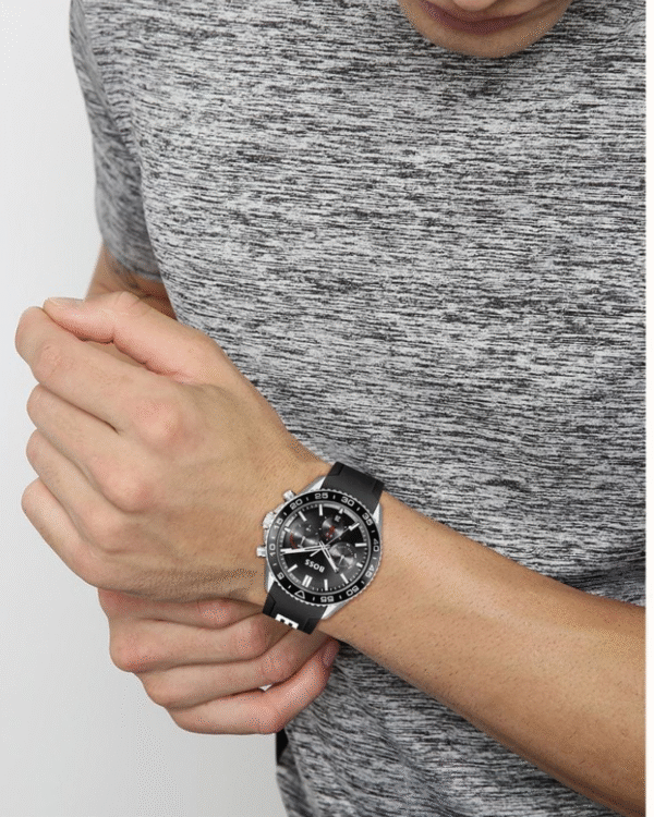 La montre GUESS GW0668L2 pour femme, issue de la collection Mod ID, combine élégance contemporaine et fonctionnalité raffinée. - 2025-06-28T074309.868 Montre Homme BOSS Runner Chronographe 43 mm - Cadran Noir & Bracelet Silicone Noir