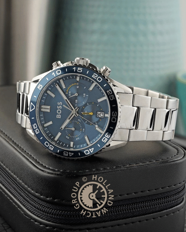 La montre GUESS GW0668L2 pour femme, issue de la collection Mod ID, combine élégance contemporaine et fonctionnalité raffinée. - 2025-06-28T082932.688 ontre Homme Hugo Boss Runner 1514143 – Chronographe 43 mm Cadran Bleu & Bracelet Acier
