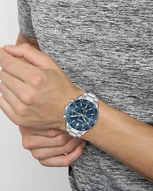 La montre GUESS GW0668L2 pour femme, issue de la collection Mod ID, combine élégance contemporaine et fonctionnalité raffinée. - 2025-06-28T083855.700 ontre Homme Hugo Boss Runner 1514143 – Chronographe 43 mm Cadran Bleu & Bracelet Acier