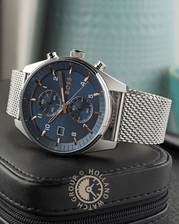 La montre GUESS GW0668L2 pour femme, issue de la collection Mod ID, combine élégance contemporaine et fonctionnalité raffinée. - 2025-06-28T090915.295 Montre Homme Hugo Boss Skytraveller 1514149 – Chronographe 44 mm Argent & Cadran Bleu