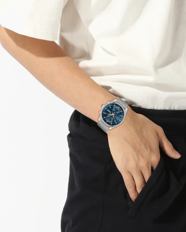 La montre GUESS GW0668L2 pour femme, issue de la collection Mod ID, combine élégance contemporaine et fonctionnalité raffinée. - 2025-06-28T090949.504 Montre Homme Hugo Boss Skytraveller 1514149 – Chronographe 44 mm Argent & Cadran Bleu