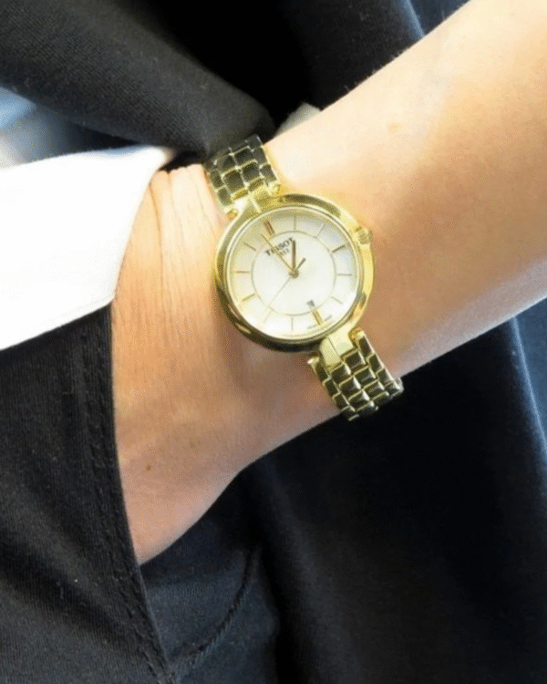 La montre GUESS GW0668L2 pour femme, issue de la collection Mod ID, combine élégance contemporaine et fonctionnalité raffinée. - 2025-06-30T095946.350 Tissot T‑Lady Flamingo – Montre Femme Quartz – Or PVD & Cadran Nacre – Ø 26 mm (T094.210.33.111.00)