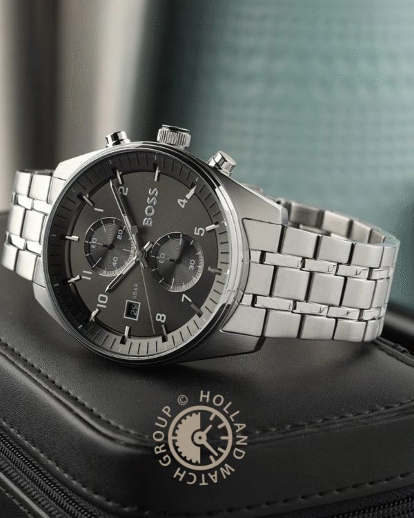 La montre GUESS GW0668L2 pour femme, issue de la collection Mod ID, combine élégance contemporaine et fonctionnalité raffinée. - 2025-07-01T183609.491 Montre Homme Hugo Boss Skytraveller 1514151 – Chronographe Cadran Noir & Bracelet Acier Inoxydable