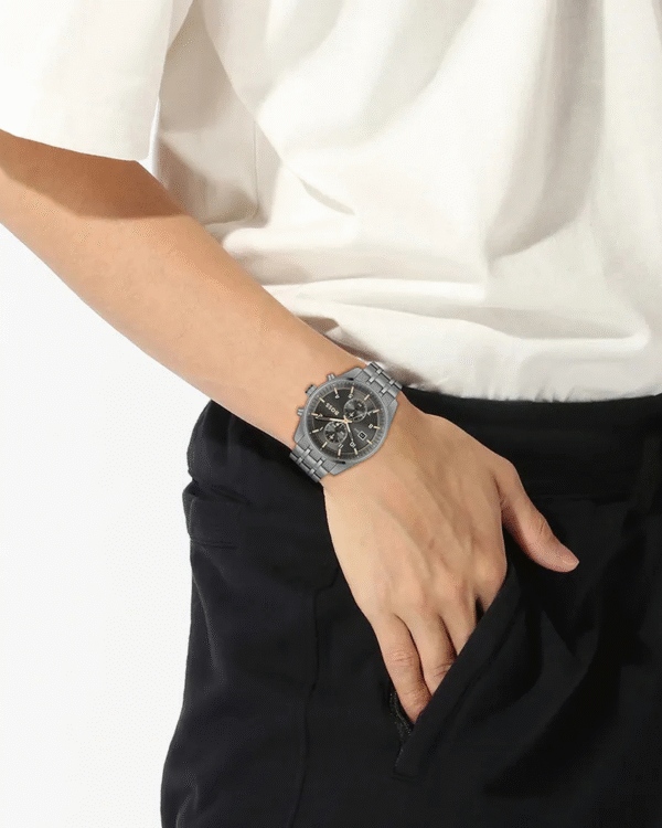 La montre GUESS GW0668L2 pour femme, issue de la collection Mod ID, combine élégance contemporaine et fonctionnalité raffinée. - 2025-07-01T183632.592 Montre Homme Hugo Boss Skytraveller 1514151 – Chronographe Cadran Noir & Bracelet Acier Inoxydable