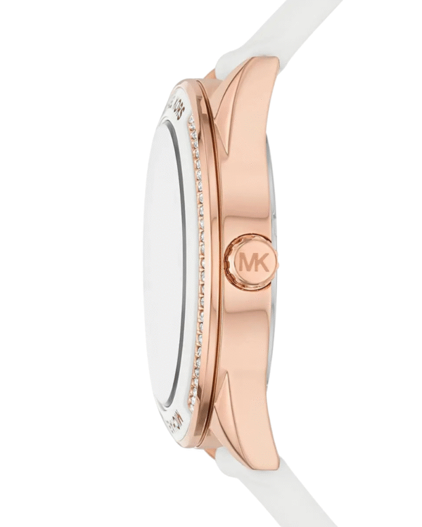 La montre GUESS GW0668L2 pour femme, issue de la collection Mod ID, combine élégance contemporaine et fonctionnalité raffinée. - 2025-07-03T173508.767 Michael Kors MK6945 – Montre Femme Sport Oversize 40 mm Or Rose & Bracelet Silicone Blanc