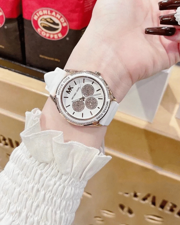 La montre GUESS GW0668L2 pour femme, issue de la collection Mod ID, combine élégance contemporaine et fonctionnalité raffinée. - 2025-07-03T173612.994 Michael Kors MK6945 – Montre Femme Sport Oversize 40 mm Or Rose & Bracelet Silicone Blanc