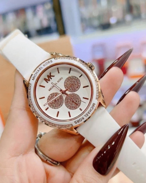 La montre GUESS GW0668L2 pour femme, issue de la collection Mod ID, combine élégance contemporaine et fonctionnalité raffinée. - 2025-07-03T173837.279 Michael Kors MK6945 – Montre Femme Sport Oversize 40 mm Or Rose & Bracelet Silicone Blanc