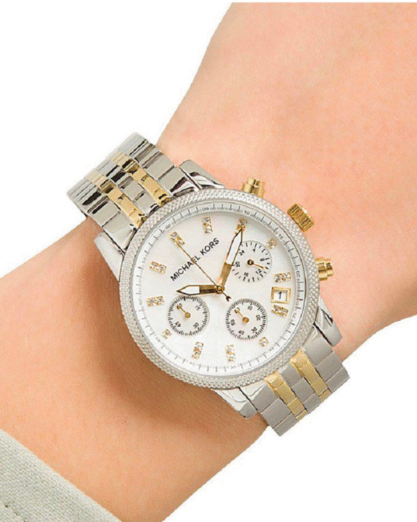 La montre GUESS GW0668L2 pour femme, issue de la collection Mod ID, combine élégance contemporaine et fonctionnalité raffinée. - 2025-07-06T181333.366 Montre Michael Kors Femme MK5057 – Chronographe Bicolore en Acier Inoxydable avec Cadran en Nacre