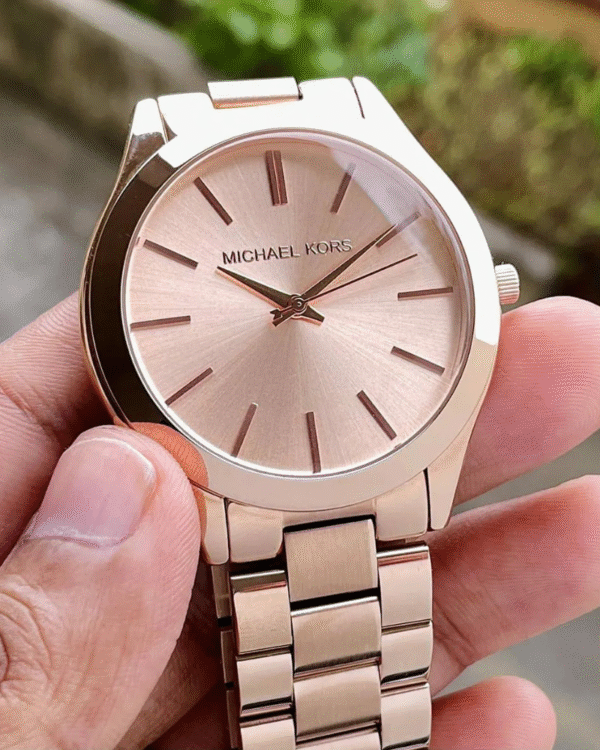 La montre GUESS GW0668L2 pour femme, issue de la collection Mod ID, combine élégance contemporaine et fonctionnalité raffinée. - 2025-07-10T170951.196 Montre Femme Michael Kors MK3513 Mini Slim Runway – 33 mm Or Rose