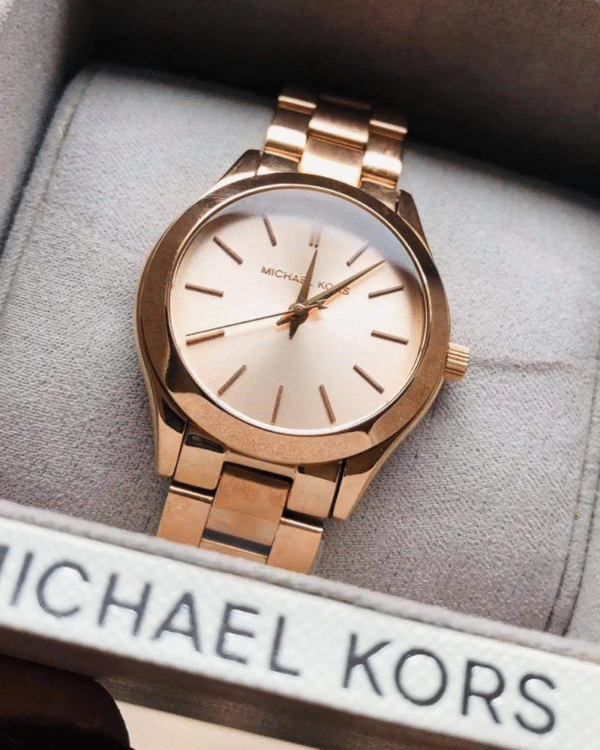 La montre GUESS GW0668L2 pour femme, issue de la collection Mod ID, combine élégance contemporaine et fonctionnalité raffinée. - 2025-07-10T171018.276 Montre Femme Michael Kors MK3513 Mini Slim Runway – 33 mm Or Rose