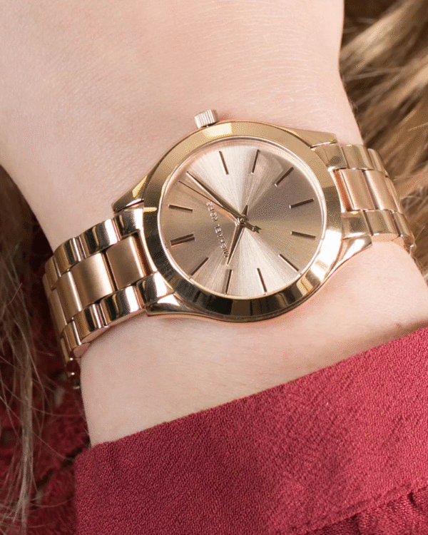 La montre GUESS GW0668L2 pour femme, issue de la collection Mod ID, combine élégance contemporaine et fonctionnalité raffinée. - 2025-07-10T171042.762 Montre Femme Michael Kors MK3513 Mini Slim Runway – 33 mm Or Rose